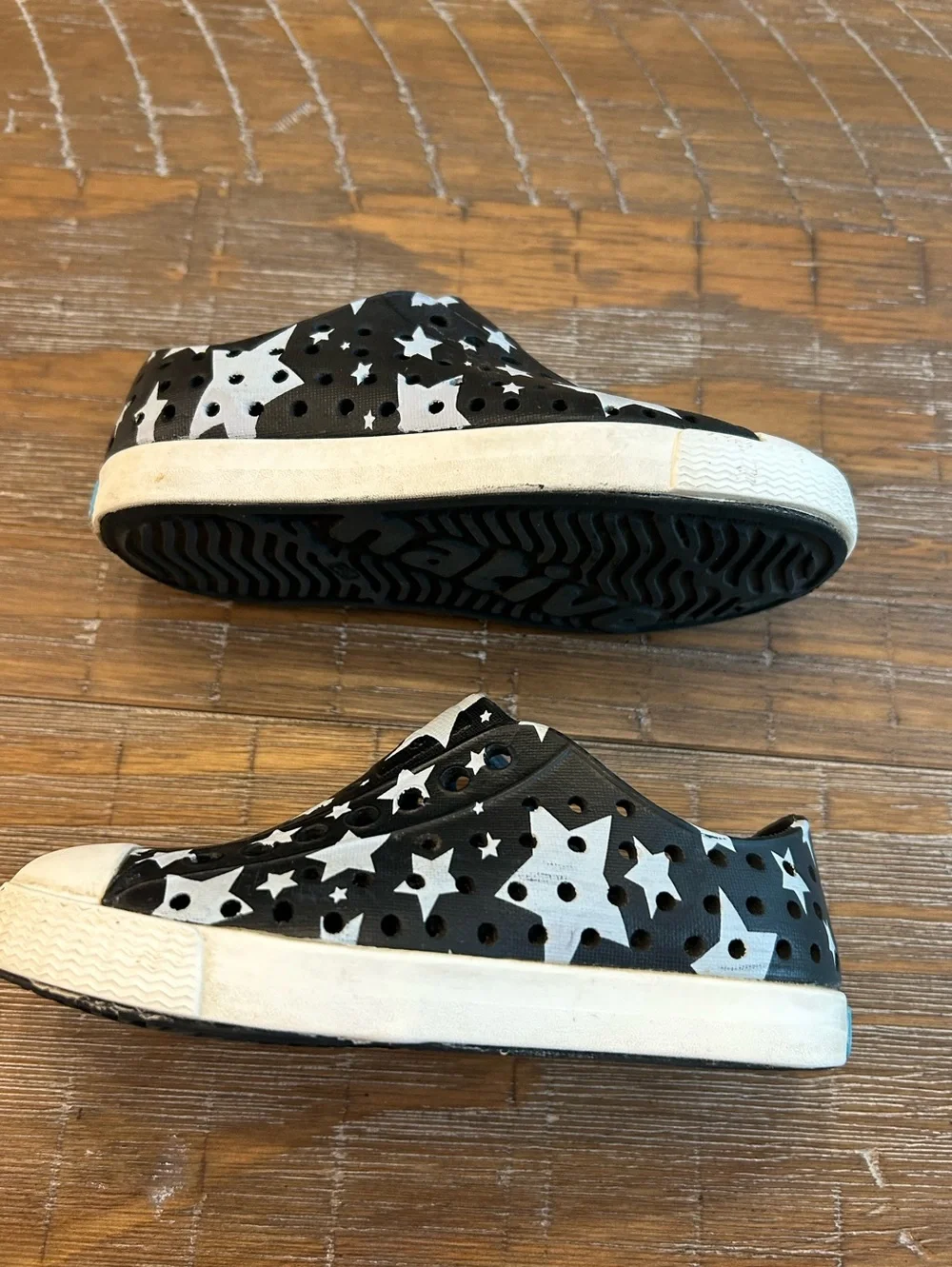Native black star print water shoes kids 8